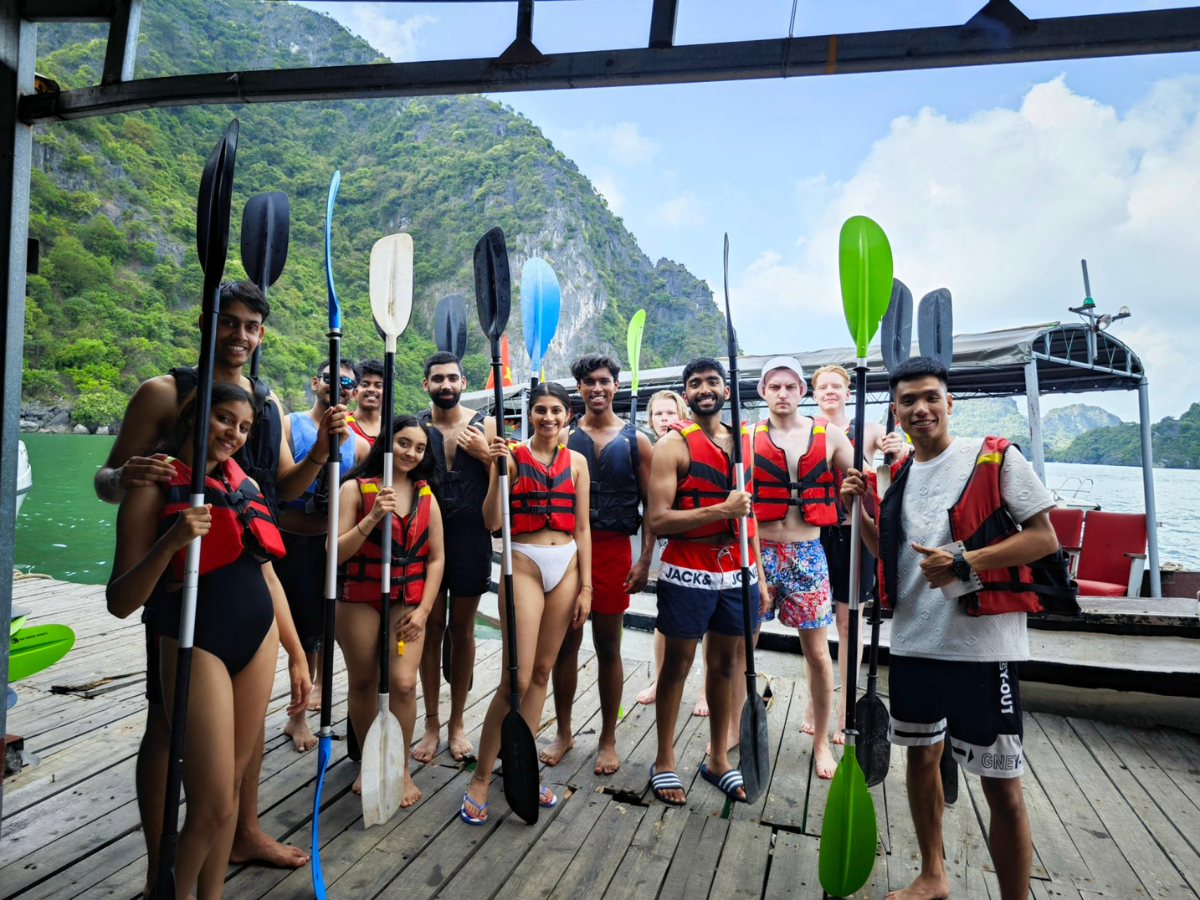 Experience kayaking on Ha Long Bay