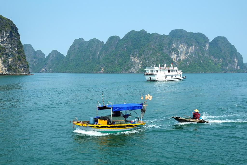 3 Days Tour To Ha Long Bay and Cat Ba Island Fantasea Cruise