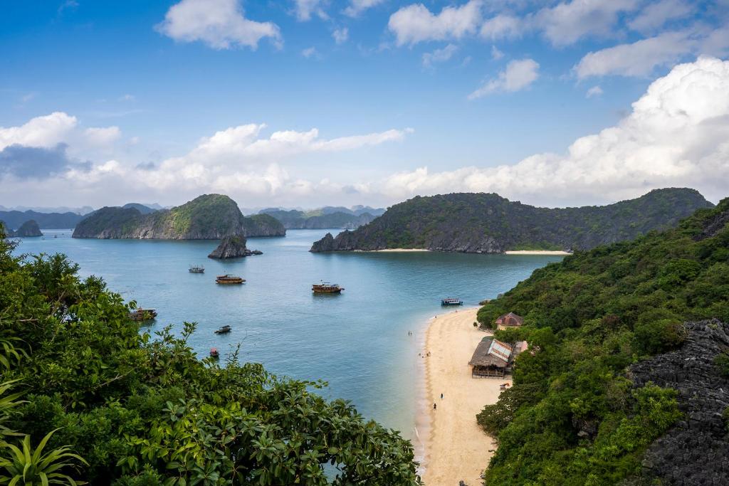 3 Days Tour To Ha Long Bay and Cat Ba Island Fantasea Cruise